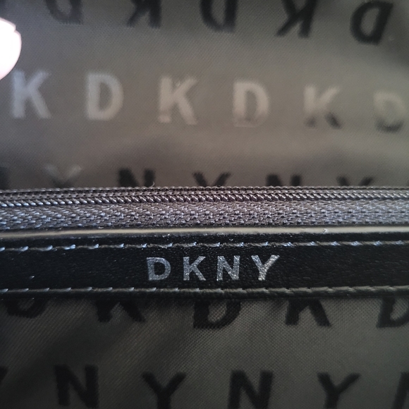 ✨️HP✨️ DKNY🗽 Gia Wallet On A Chain⛓ - NWT - Picture 11 of 16